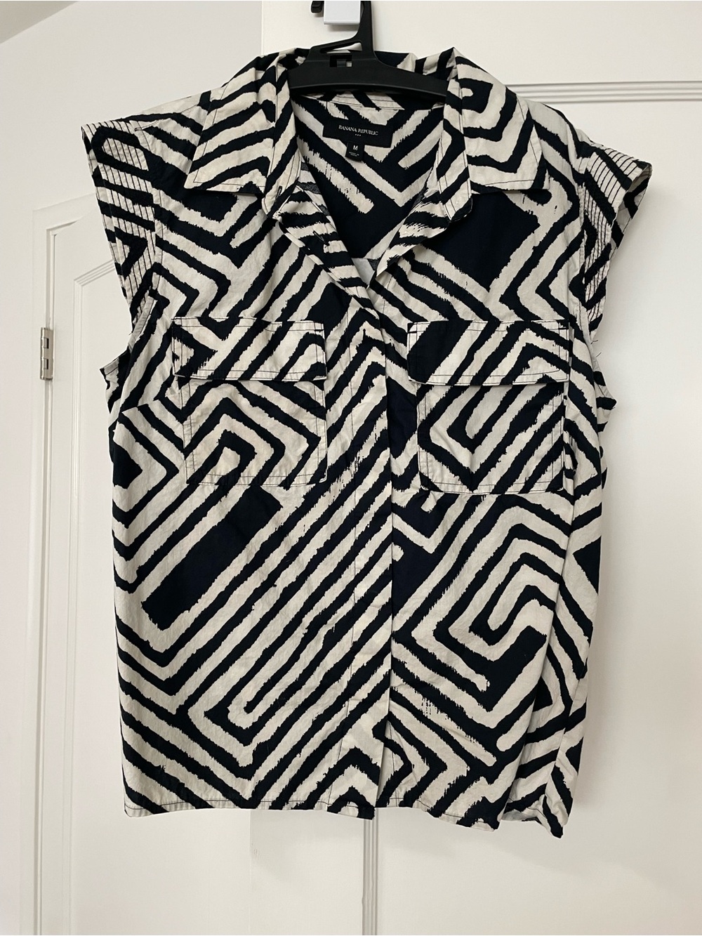 Banana republic Black & White Geometric Button-Front Sleeveless Top